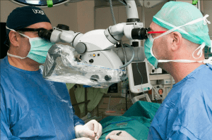 דר' שי שפי (משמאל) עם עוזרו, במהלך מיקרו טסה עם מיקרוסקופ ניתוחי חדיש